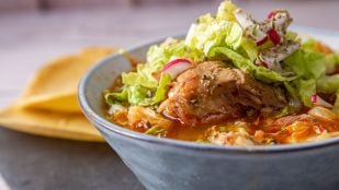 Cocineros tradicionales coinciden con Dani García: "Para que el caldo de cocido esté más bueno y no sepa rancio, tira siempre el agua del primer hervor"
