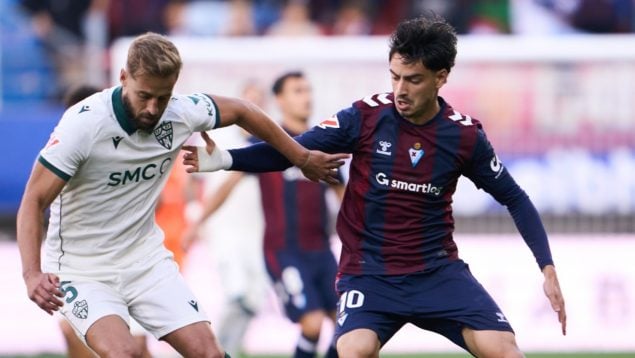 Baleset Eibarban: lezuhant a lelátóról egy Almería-szurkoló, negyedórácskára félbeszakadt a meccs