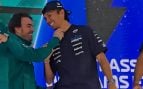 Alonso agarra del cuello a Albon… para calmar su enfrentamiento en la F1