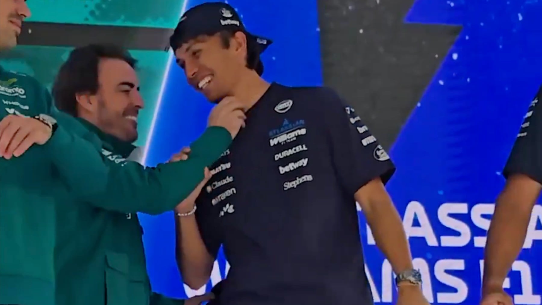 Alonso agarra del cuello a Albon... para calmar su enfrentamiento en la F1
