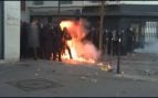 Lanzan cócteles molotov contra la Policía en París y un agente acaba con la pierna en llamas