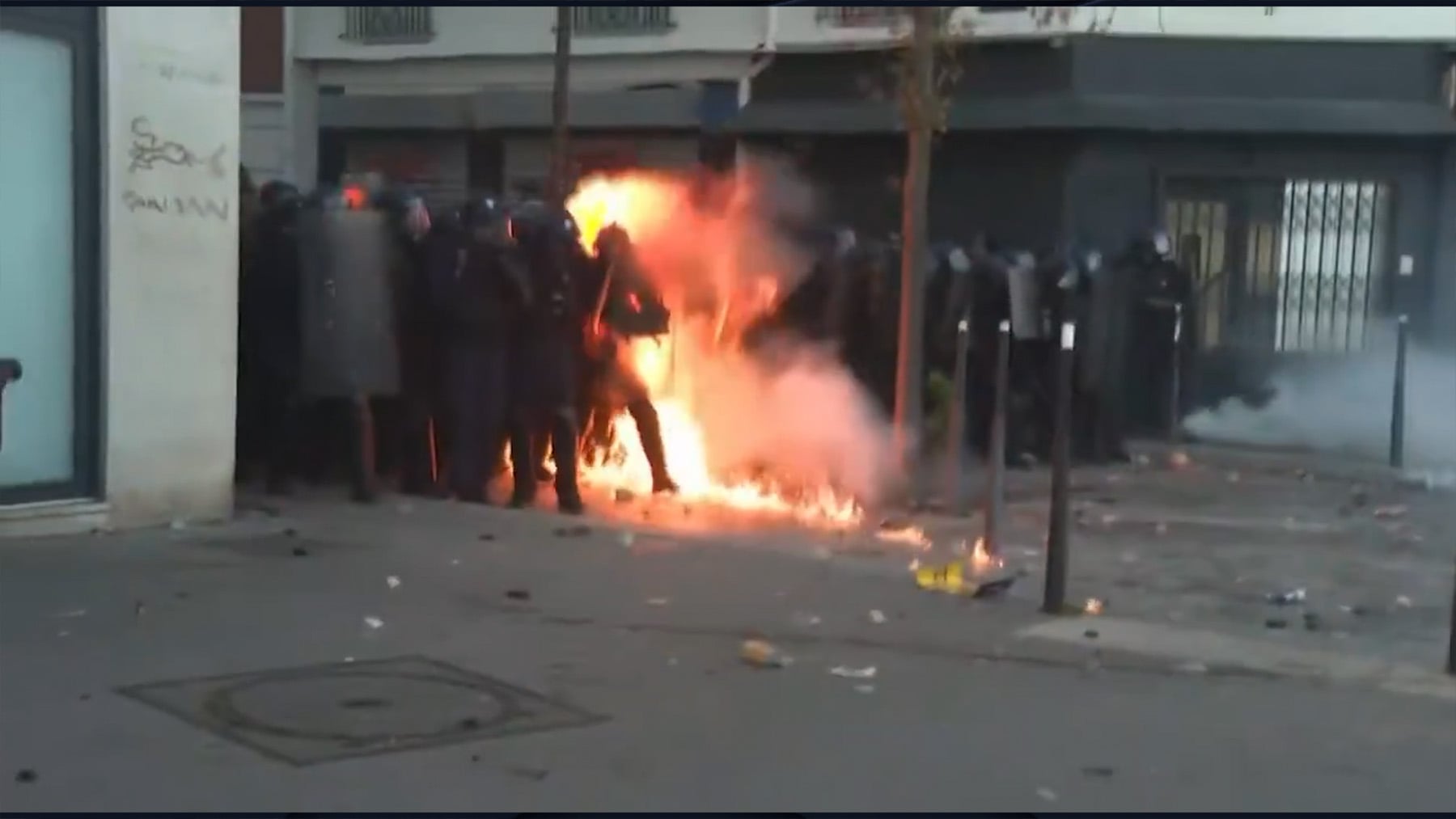Lanzan cócteles molotov contra la Policía en París y un agente acaba con la pierna en llamas