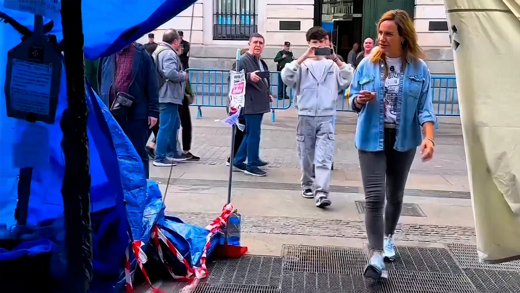 Vox se adentra en la acampada de Sol y muestra su lado más insalubre: ¡Qué mal huele!