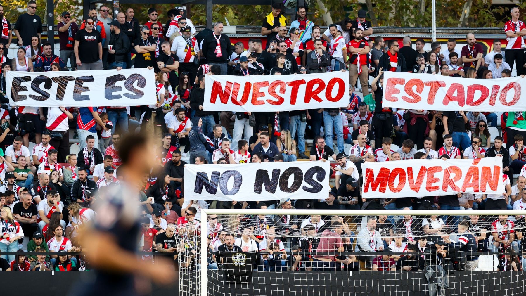 El Rayo alcanza la tregua en el regreso de Bukaneros a Vallecas con homenaje por las víctimas de Urda
