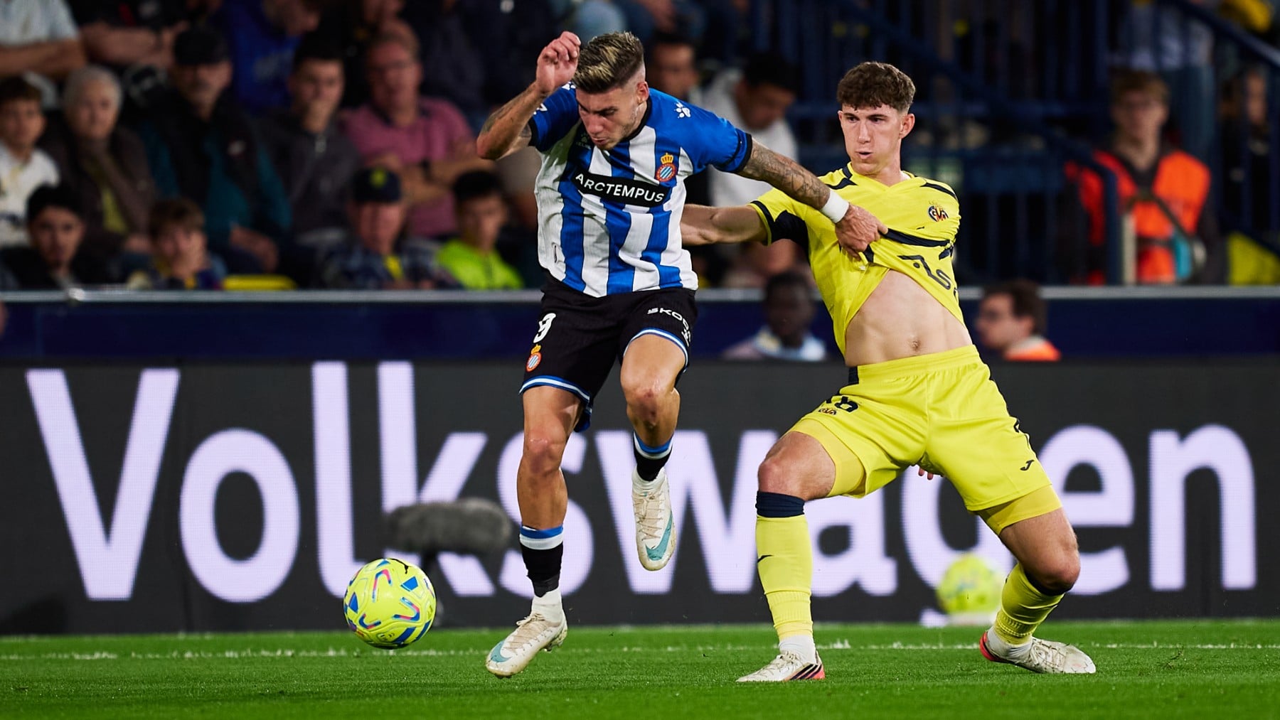 Un futbolista contra su afición: Pau Navarro raja porque el estadio del Villarreal está vacío en el minuto 75