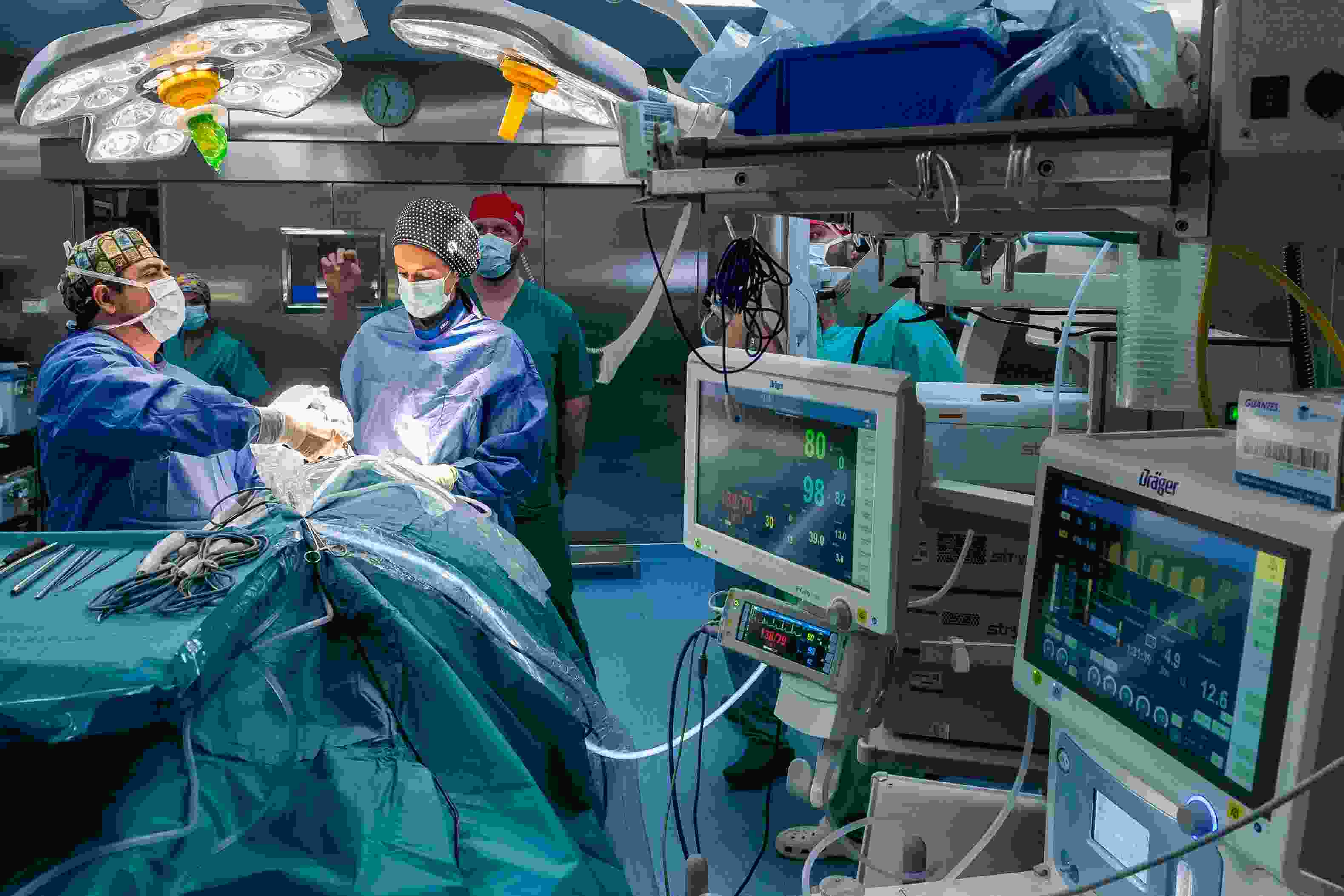 Un momento de la intervención con cirugía endoscópica biportal, técnica mínimamente invasiva.