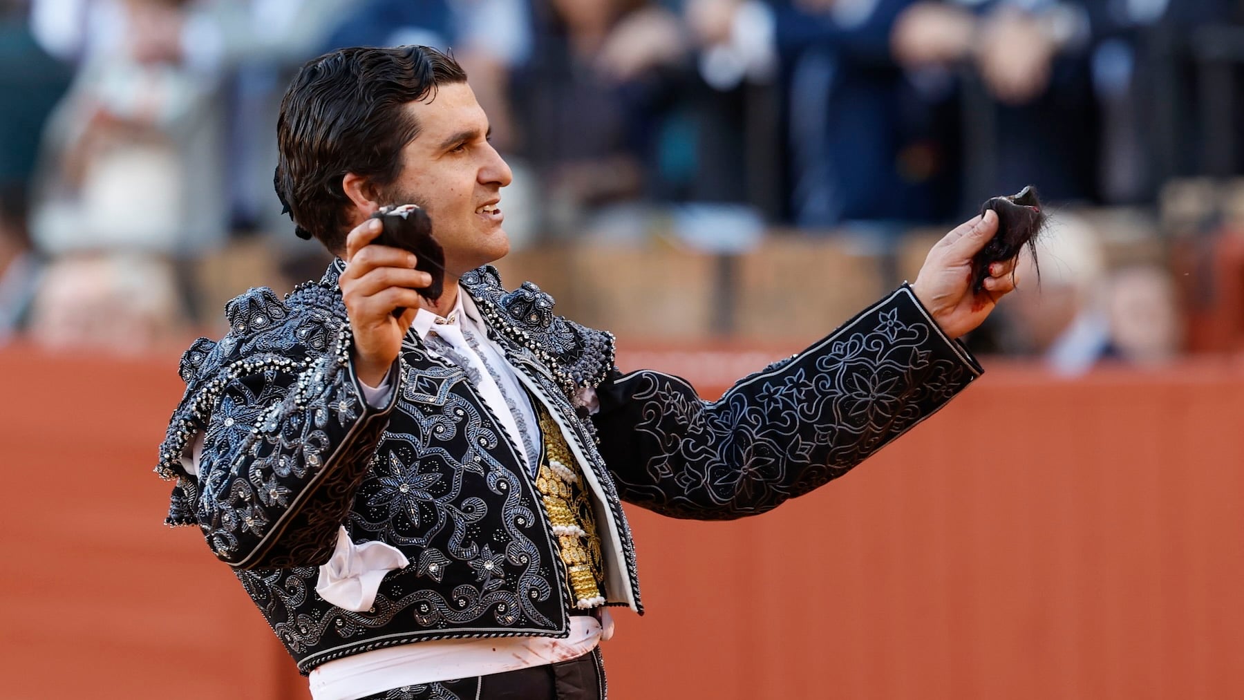 Morante reaparece en Sevilla y borda el toreo cortando dos orejas en presencia del Rey emérito