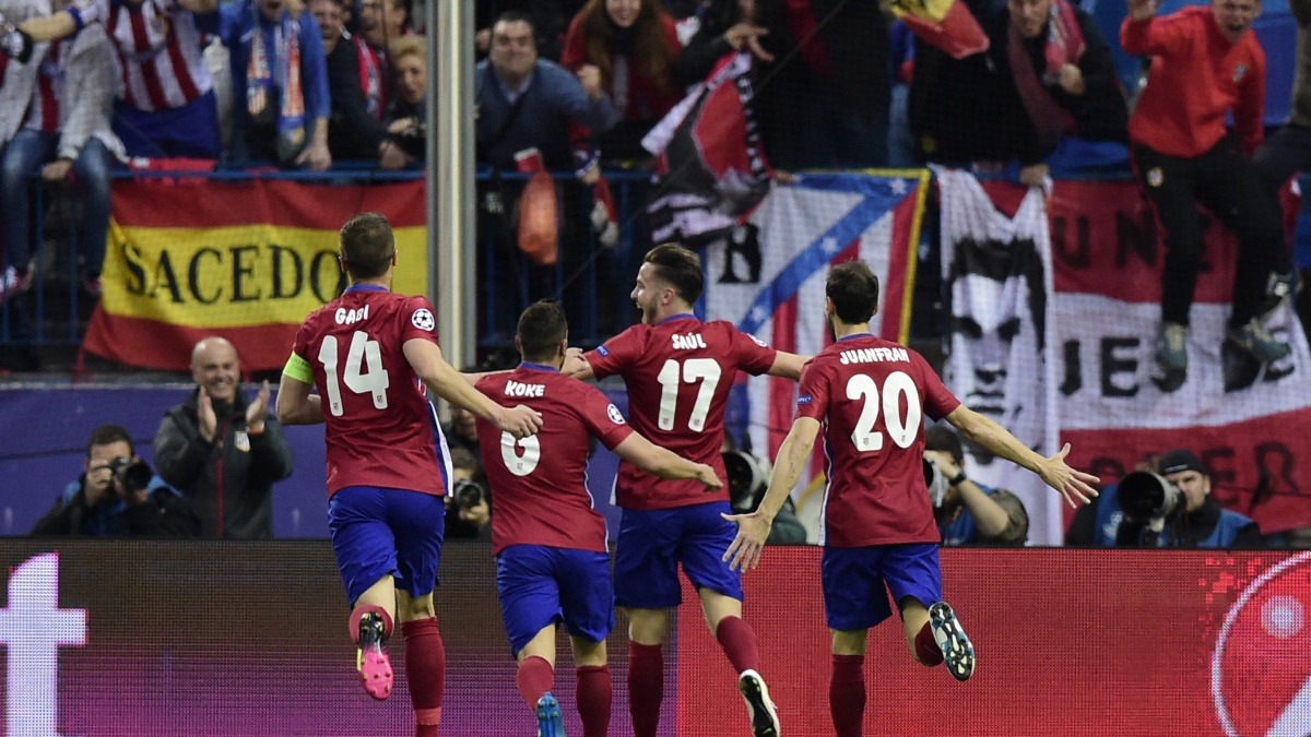 Los futbolistas del Atlético celebran un gol de Saúl