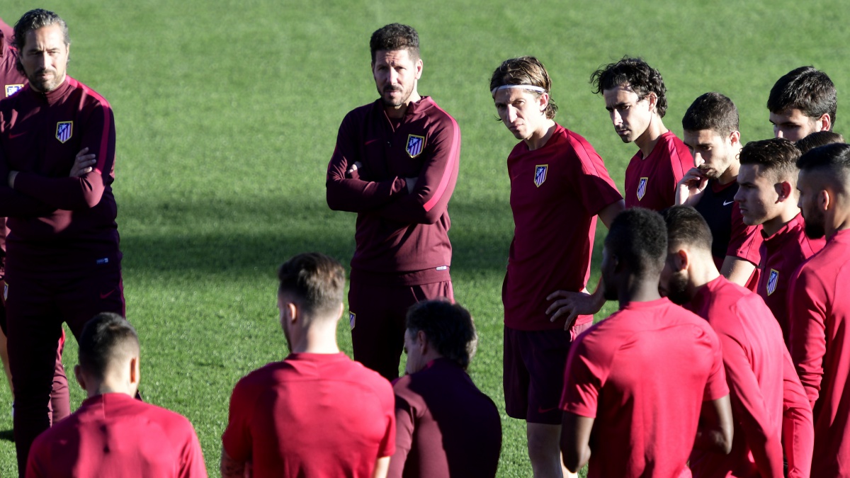 Simeone da una charla a los futbolistas del Atlético de Madrid