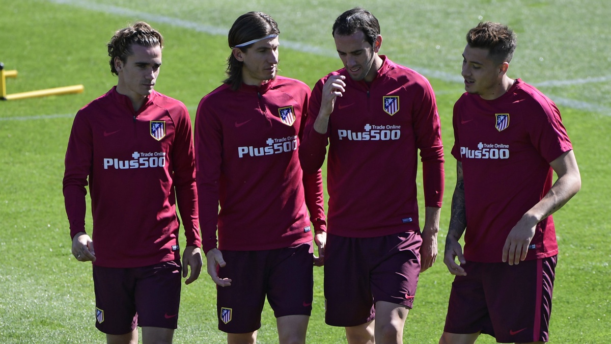 Griezmann, Filipe, Godín y Giménez charlan durante un entrenamiento