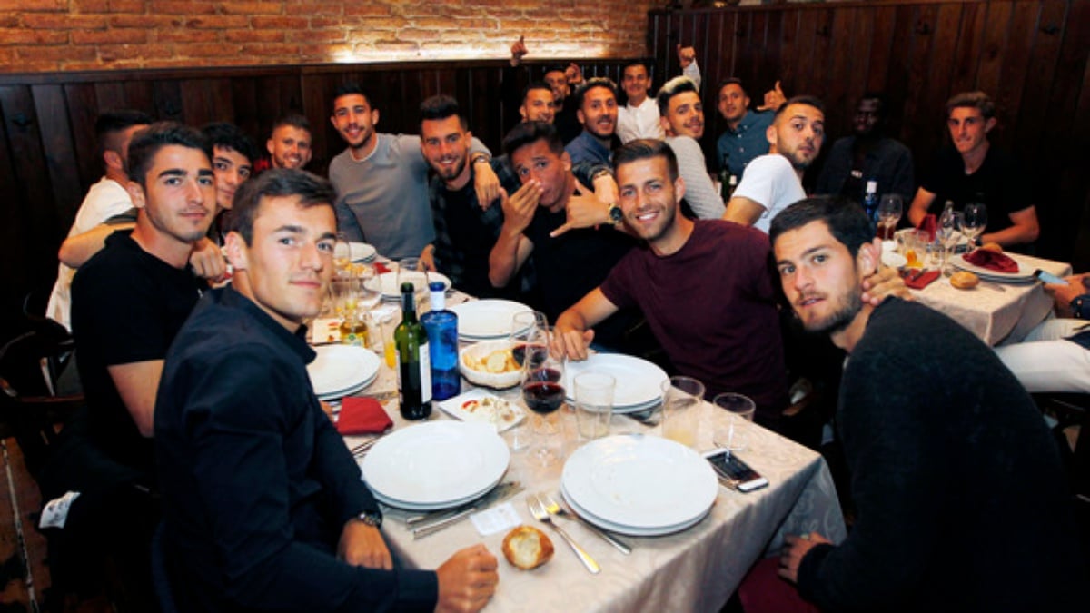 Los futbolistas del Atlético de Madrid B, cenando para celebrar la Liga