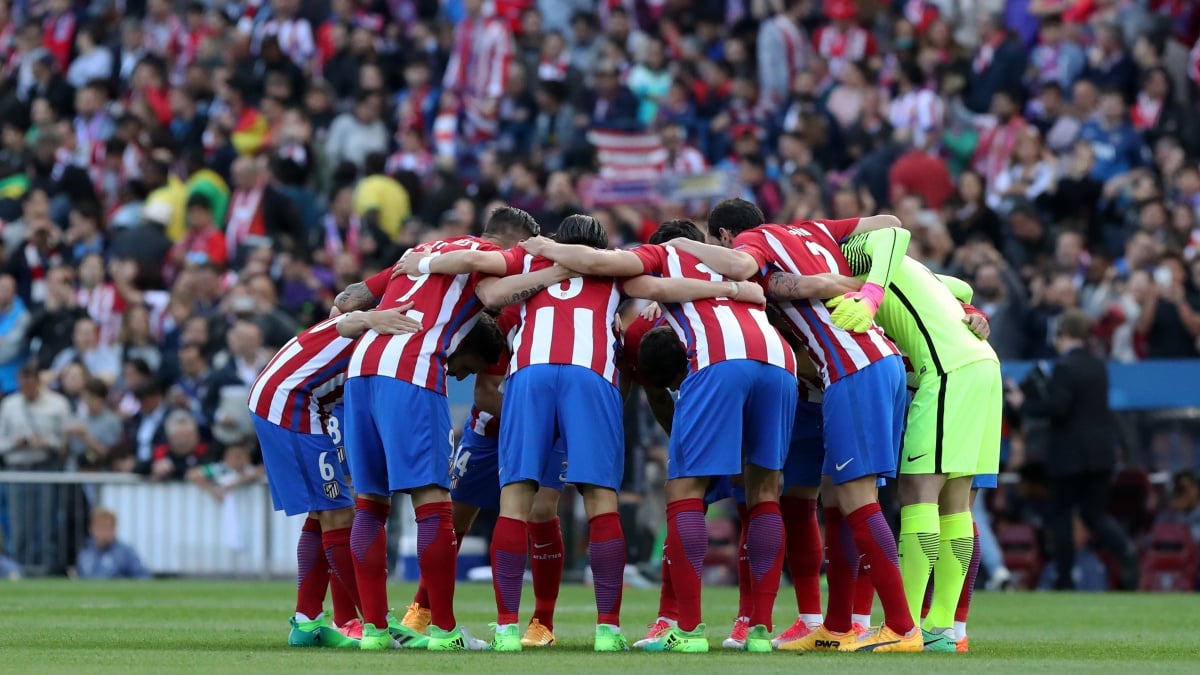 Los jugadores del Atlético, conjurándose antes del partido