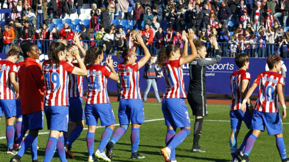 Las jugadoras del Atlético Féminas dan las gracias al Calderón por su apoyo. (atleticomadrid.com)