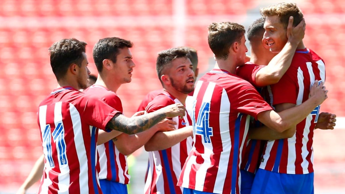 Los jugadores del Atlético B celebran el tanto de Álex frente al Alcobendas