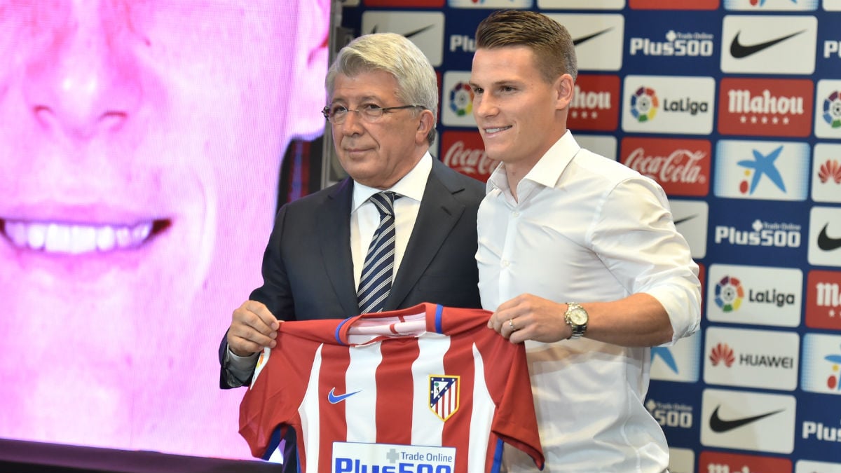 Gameiro y Cerezo posan con la camiseta del Atlético. (AFP)