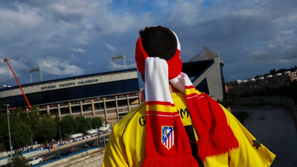 Un aficionado observa el Vicente Calderón