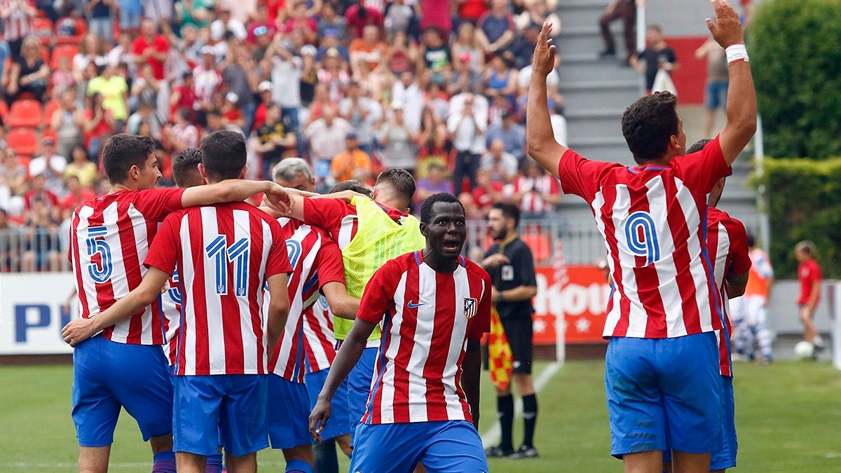 Los futbolistas del Atlético B celebran un gol ante la Gimnástica de Torrelavega