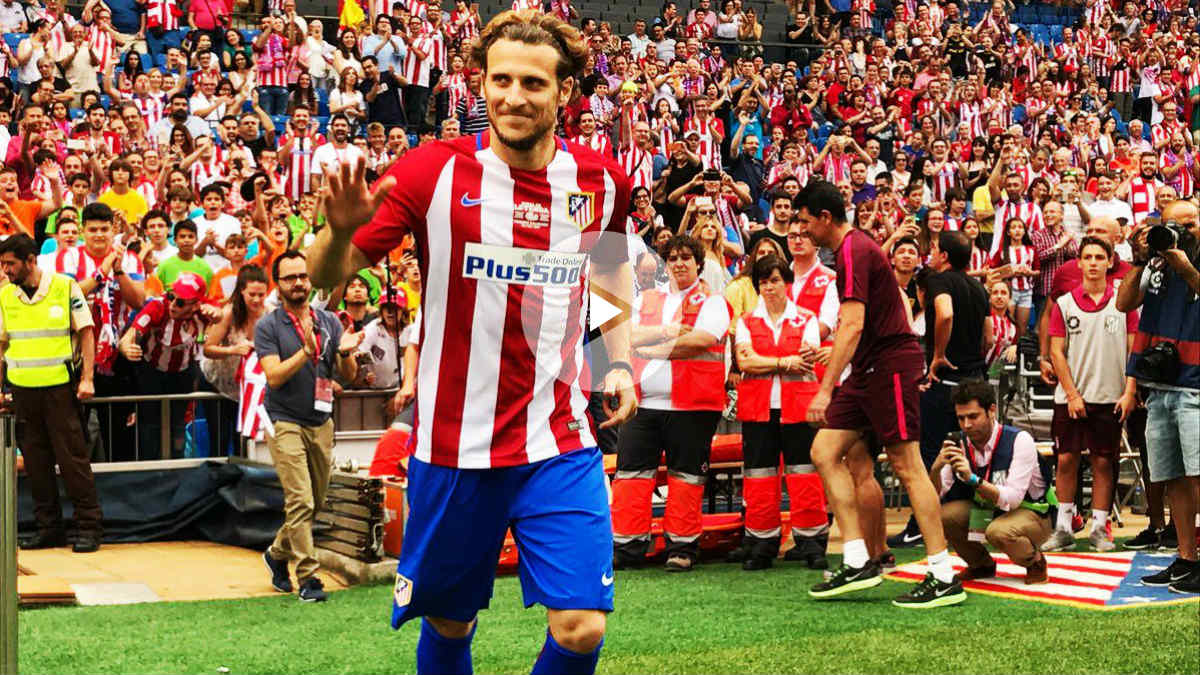 Forlán, ovacionado por el Calderón. (Twitter)