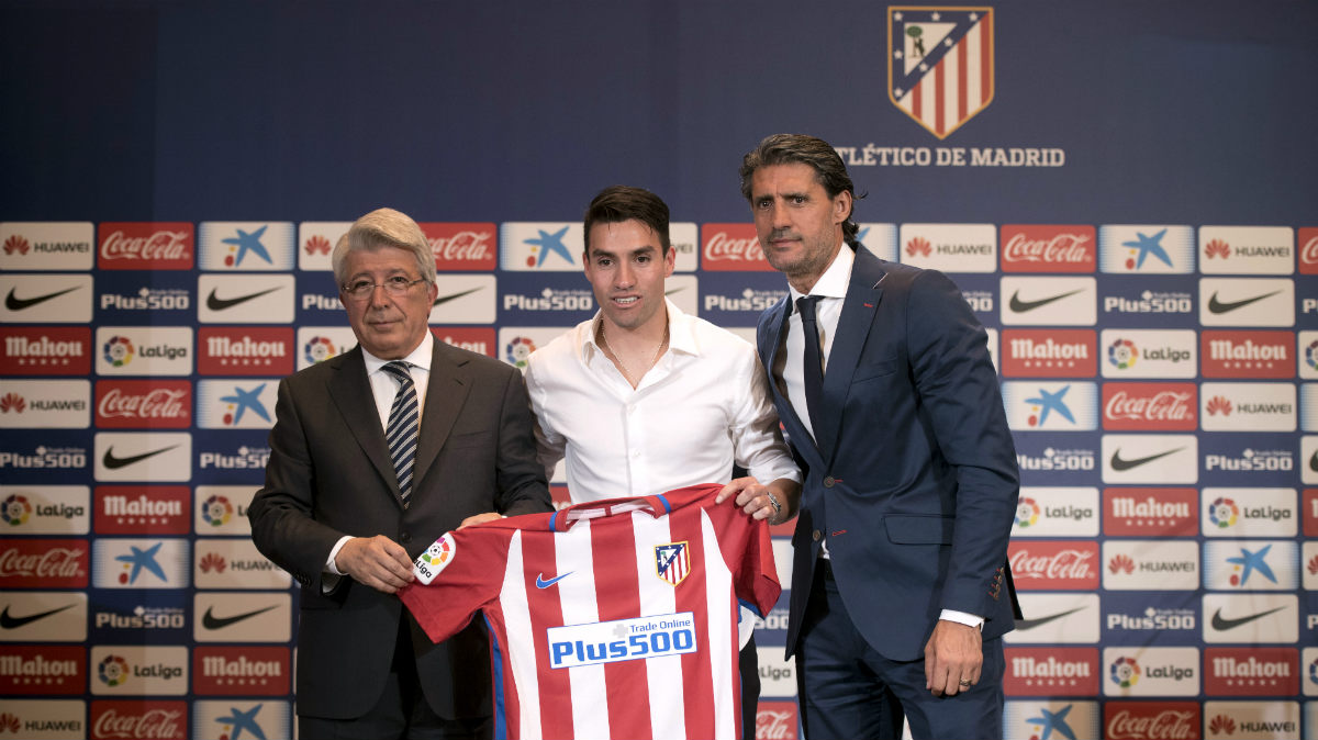 Caminero y Cerezo posan junto a Gaitán con la camiseta del Atlético. (AFP)