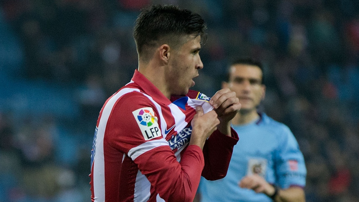 Héctor Hernández, celebra un gol besándose el escudo del Atlético