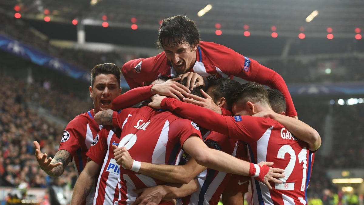 Los jugadores del Atlético celebran el gol de Saúl ante el Bayer Leverkusen. (AFP)