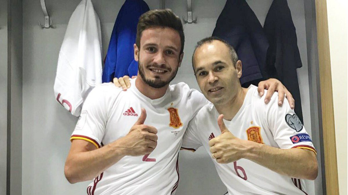 Saúl posa junto a Iniesta tras el partido ante Macedonia.