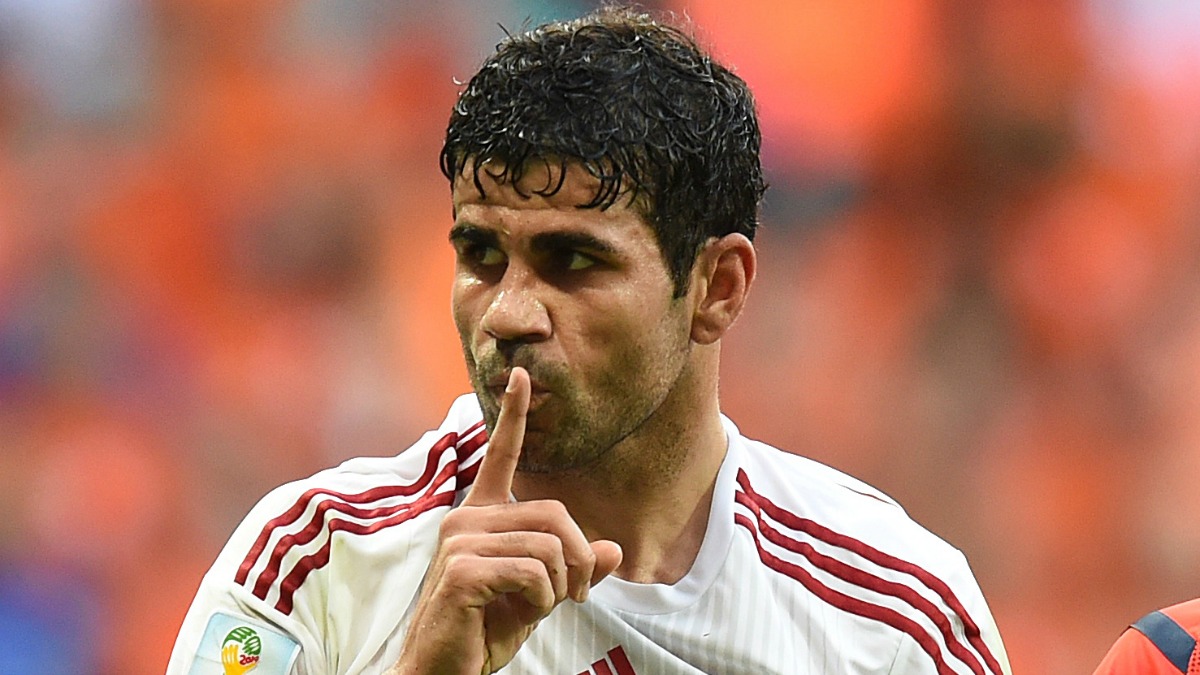 Diego Costa manda callar a los aficionados brasileños durante el pasado Mundial en su país de origen. (AFP)