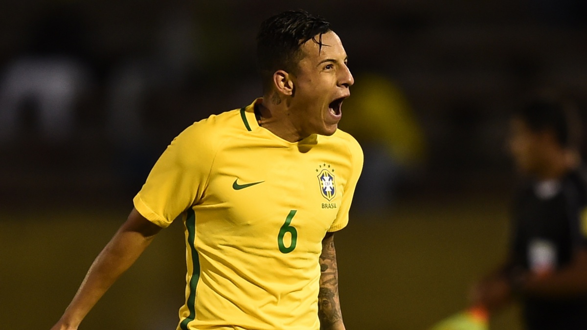 Guilherme Arana celebra un tanto con las inferiores de Brasil