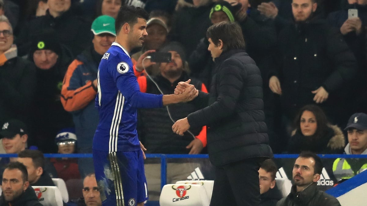 Antonio Conte saluda a Diego Costa tras sustituirle