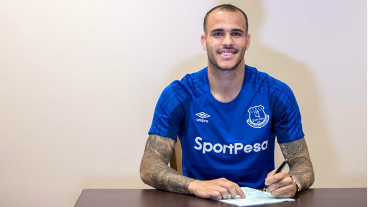 Sandro posa con la camiseta del Everton. (evertonfc.com)