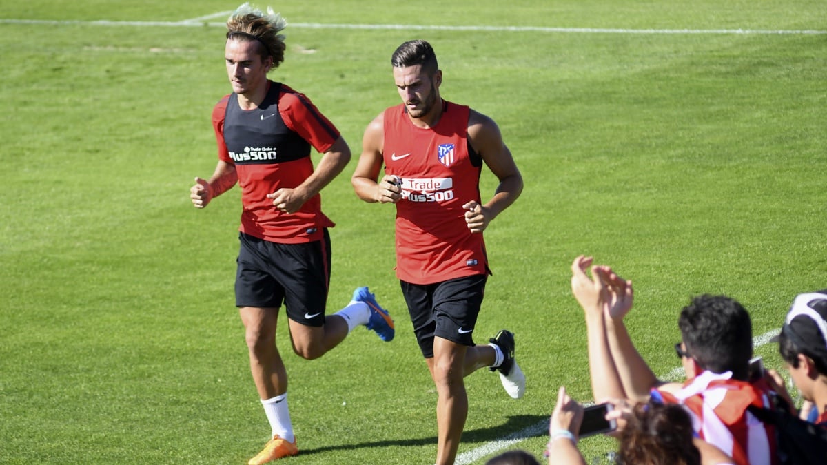 La afición ovaciona a Koke y Griezmann durante su primer entrenamiento de pretemporada