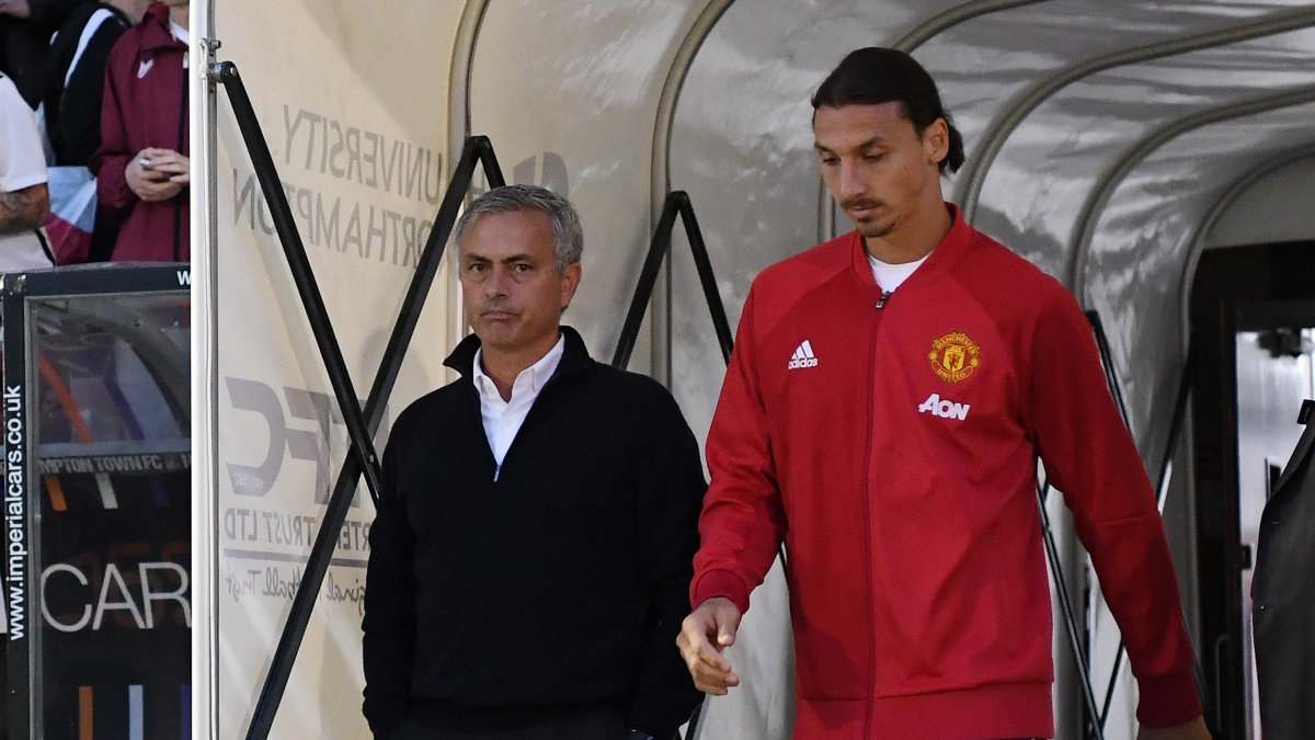 Mourinho e Ibrahimovic, antes del comienzo de un encuentro