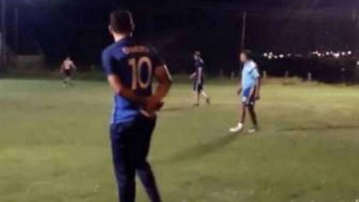Diego Costa juega una pachanga con la camiseta de Gameiro
