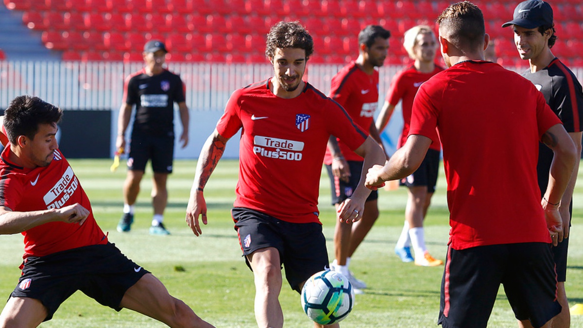 Nico Gaitán y Vrsaljko disputan un balón ante la mirada de Tiago durante el entrenamiento del Atlético