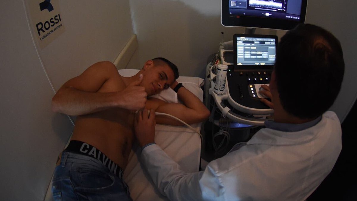 Santos Borré pasando el reconocimiento médico con River Plate
