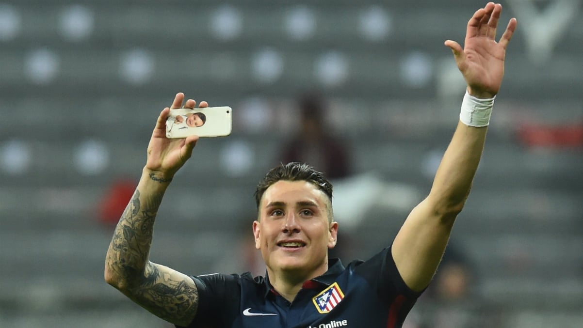 Giménez graba a su afición después de un éxito deportivo. (AFP)