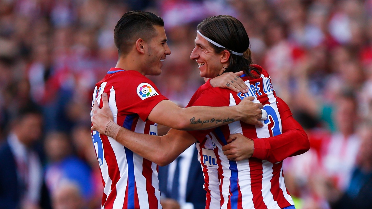 Lucas Hernández y Filipe Luis se abrazan después de un tanto del brasileño