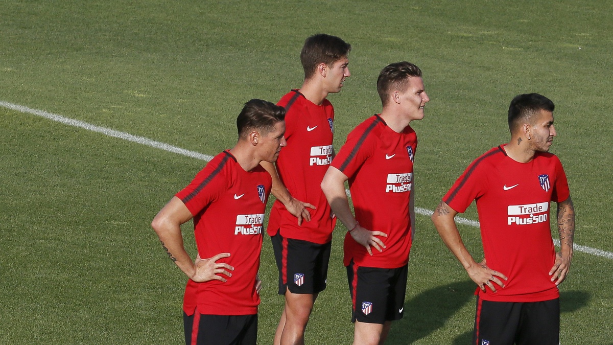 Los delanteros del Atlético, durante el entrenamiento