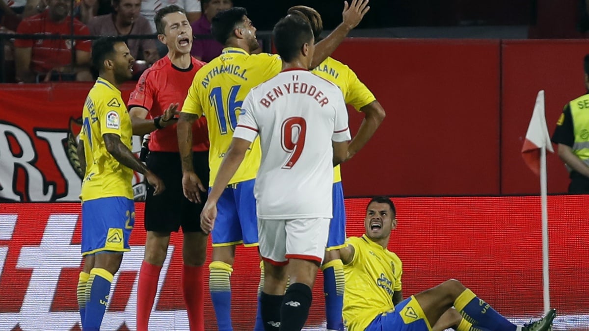 Vitolo, tras recibir un codazo de Mercado