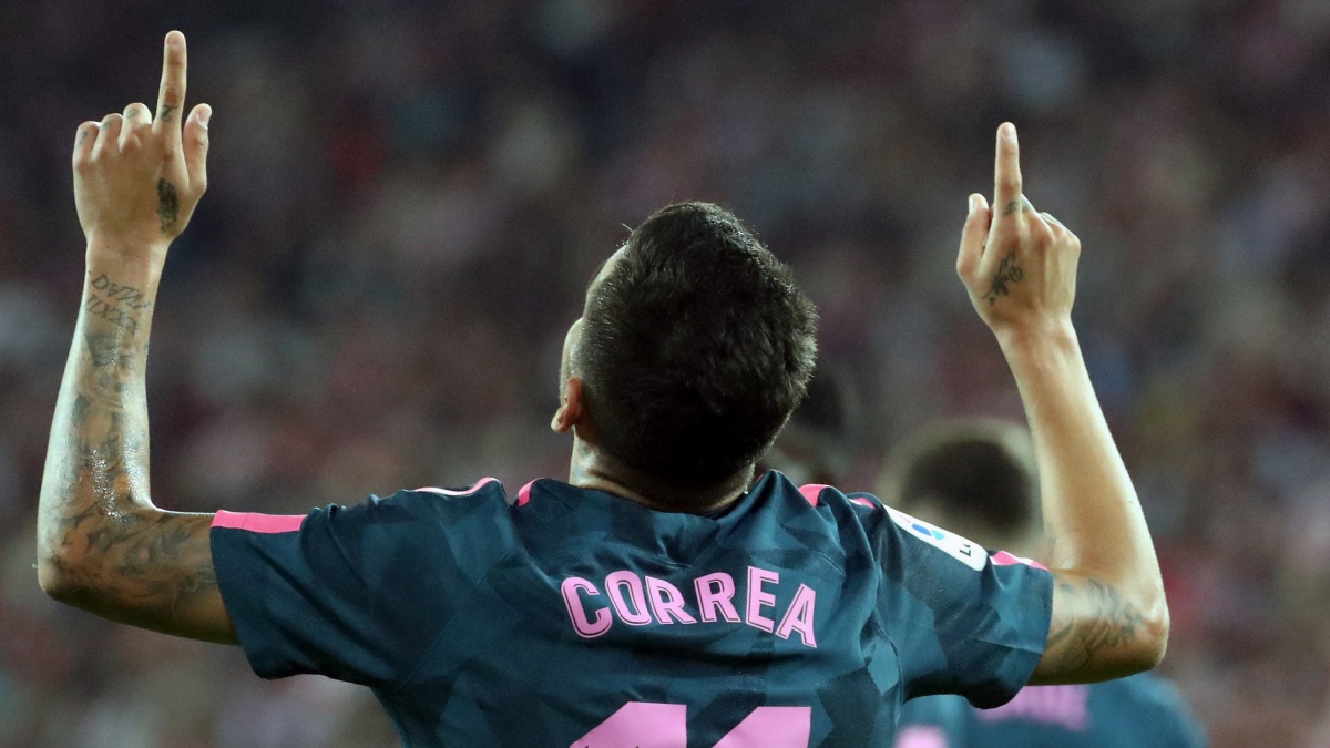 Ángel Correa celebra su tanto frente al Athletic