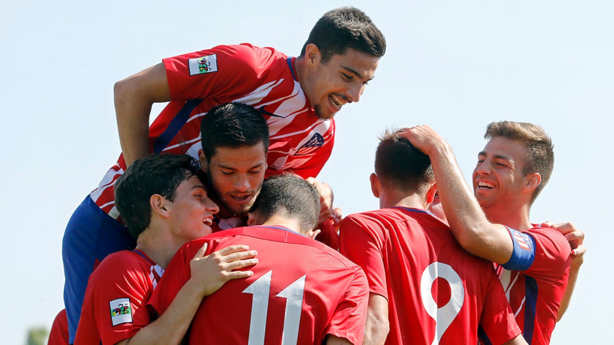 Los jugadores del Atlético B celebran uno de los goles frente al Cerceda