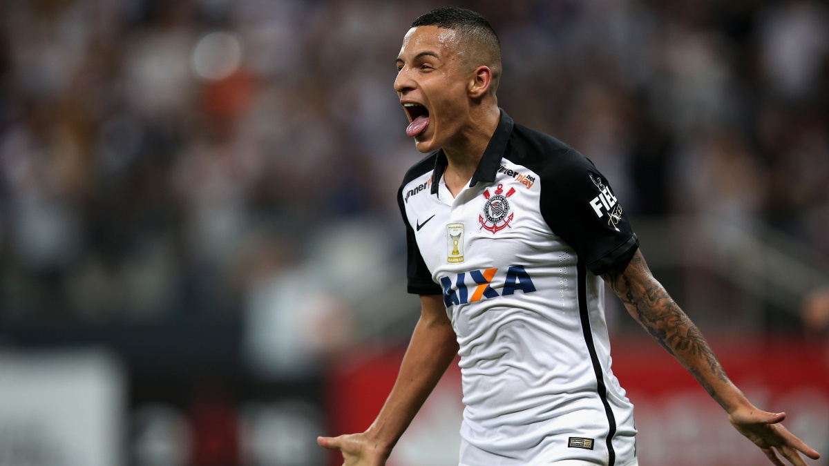 Guilherme Arana celebra un tanto con el Corinthians