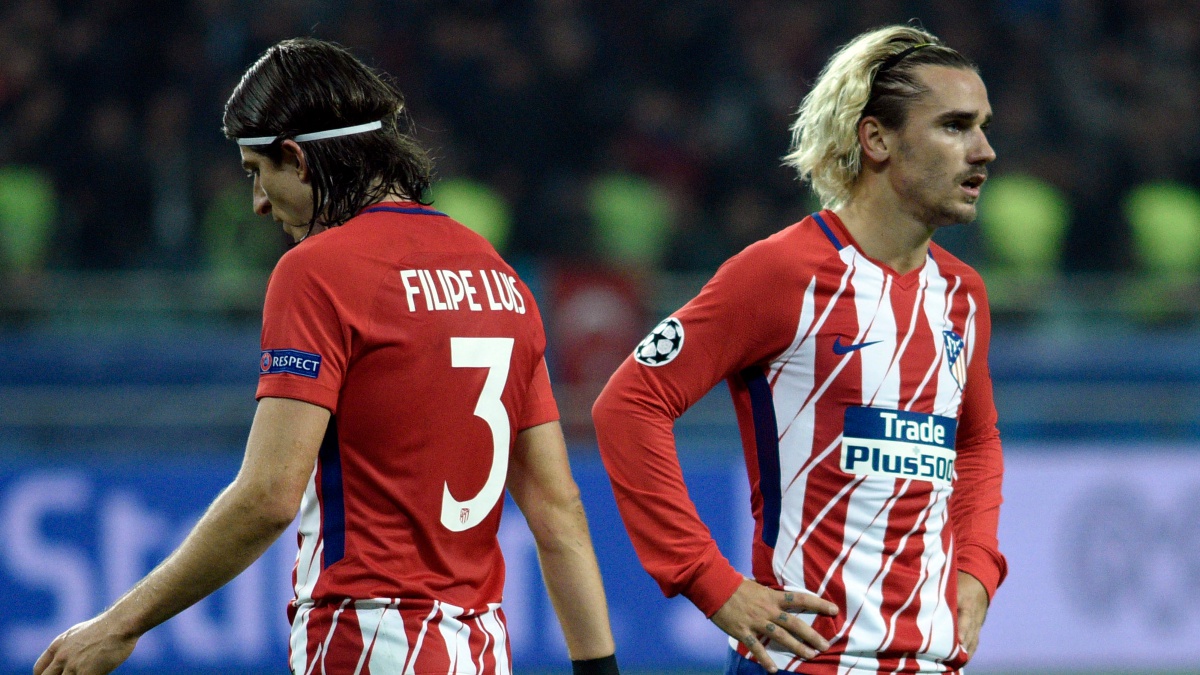 Antoine Griezmann y Filipe Luis se lamentan tras el empate ante el Qarabag