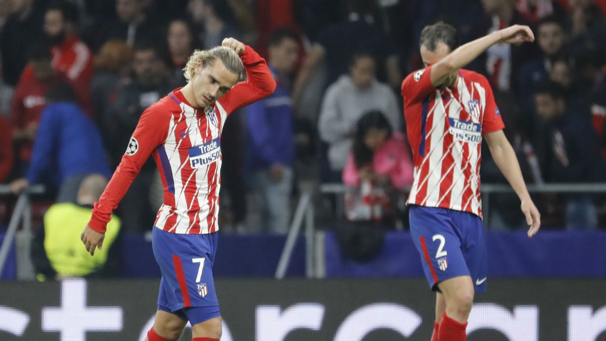 Griezmann y Godín se lamentan del empate ante el Qarabag. (EFE)