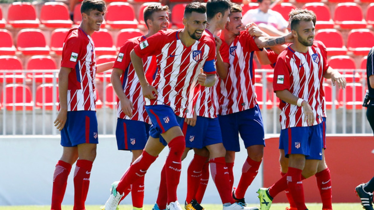 Los futbolistas del Atlético de Madrid B celebran un gol