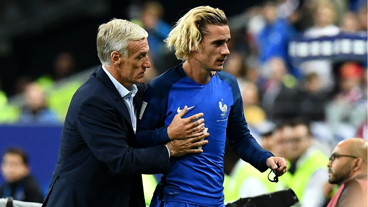 Didier Deschamps y Antoine Griezmann. (AFP)