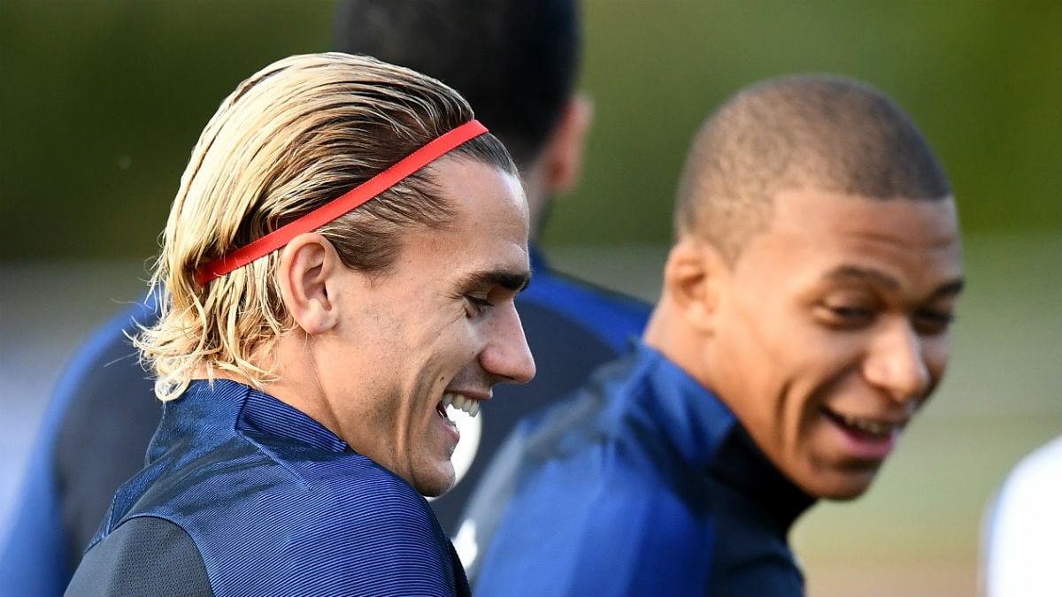 Griezmann y Mbappé, en un entrenamiento con Francia. (AFP)