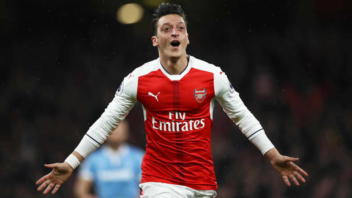 Mesut Özil celebra un gol con el Arsenal. (Getty)
