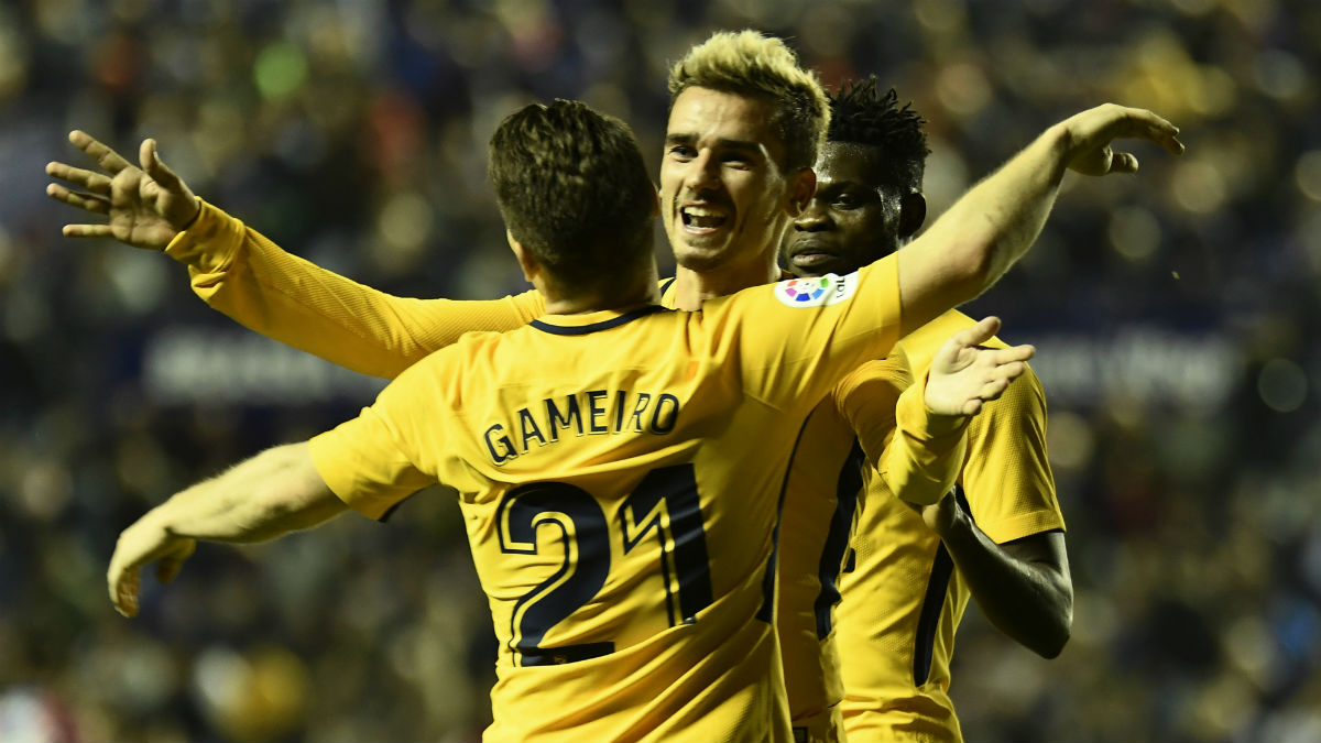 Griezmann y Gameiro celebran un gol ante el Levante. (AFP)