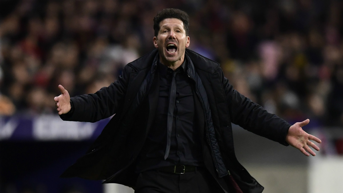 Simeone da instrucciones ante la Real Sociedad. (AFP)